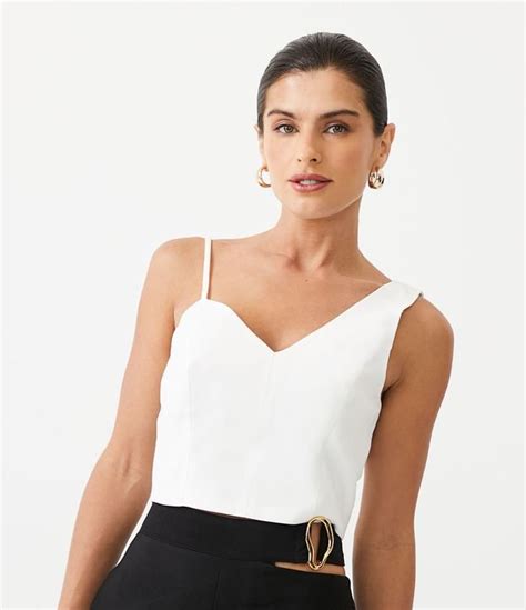 Blusa cropped em lã e viscose com gola alta .